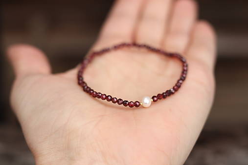 Tenký náramok granát