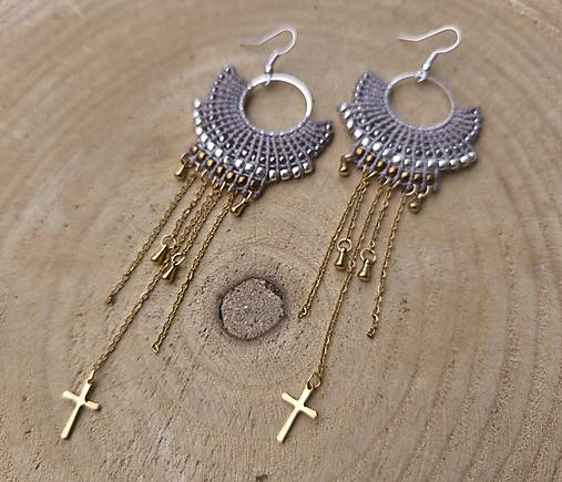 Náušnice - Boho makramé náušnice so zlatými detailmi - 18143648_