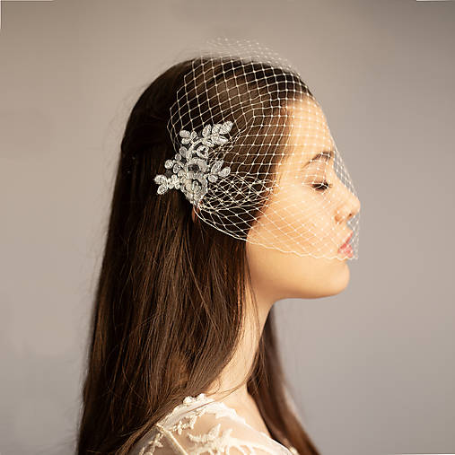 Ozdoby do vlasov - Krátky svadobný závoj so striebornou krajkou - 18146178_