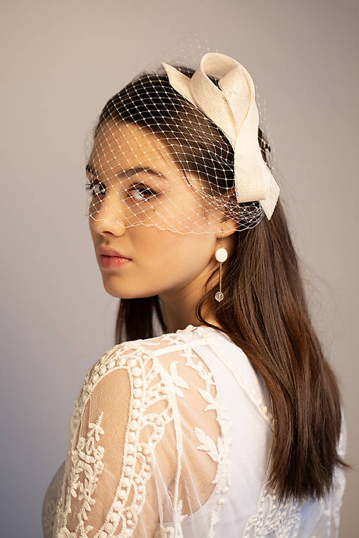 Ozdoby do vlasov - Svadobný fascinátor v tvare mašle so závojom na príležitosť, ivory mašľa do vlasov - 18146428_