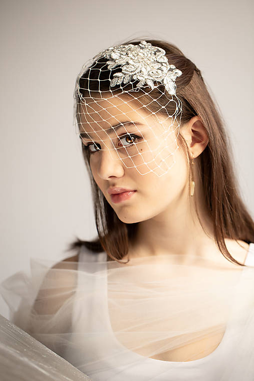 Ozdoby do vlasov - Svadobný závojček so striebornou čipkou, krátky birdcage závoj - 18147475_