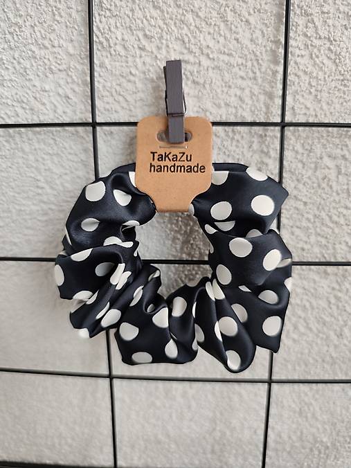 Ozdoby do vlasov - scrunchie gumička z hodvábu  (biele bodky na čiernom saténe) - 18145306_