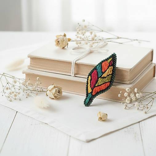 Brošne - Vyšívaná brošňa PESTRÝ LIST - 18147776_