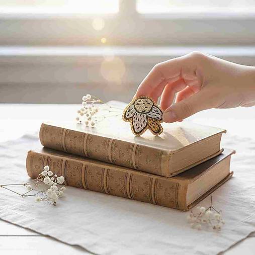 Brošne - Vyšívaná brošňa POĽNÝ KVIETOK - 18147793_