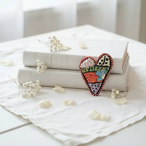 Brošne - Vyšívaná brošňa MOZAIKOVÉ SRDCE - 18147806_