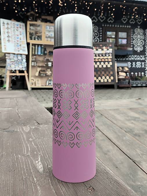 Nádoby - Gravírovaná termoska 0,5l (Čičmany (tmavá-malinová)) - 18146365_