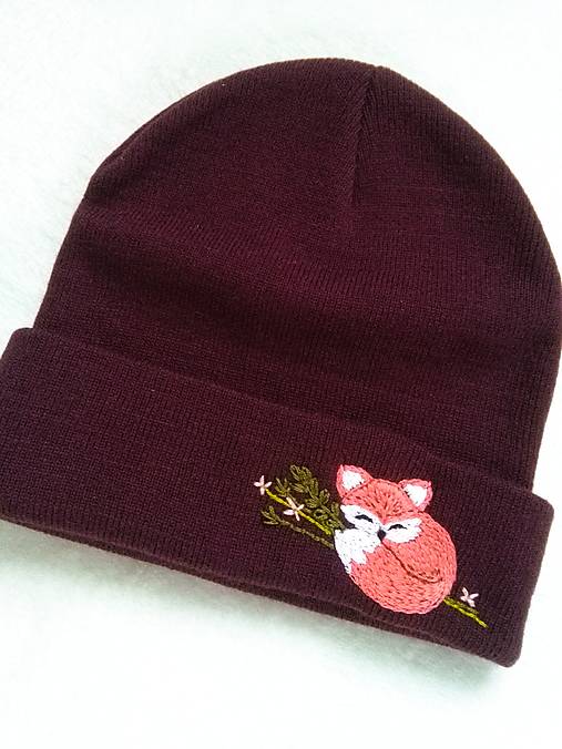 Čiapky, čelenky, klobúky - S líštičkou (ručne vyšívaná čiapka) - 18148964_