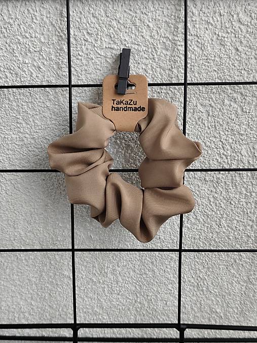 Ozdoby do vlasov - scrunchie gumička z hodvábu  (svetlohnedá) - 18148178_