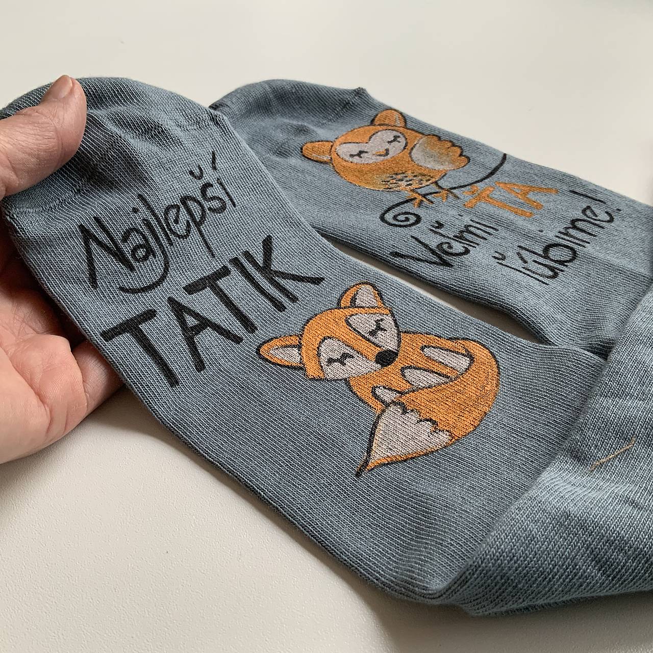 Maľované rozprávkové sivomodré ponožky s nápisom "Najlepší