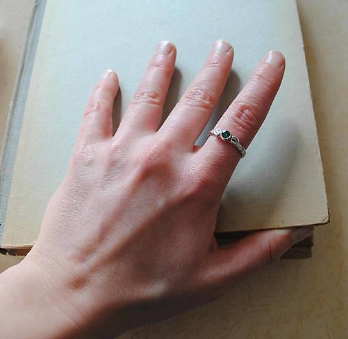 Strieborný prsteň so smaragdom