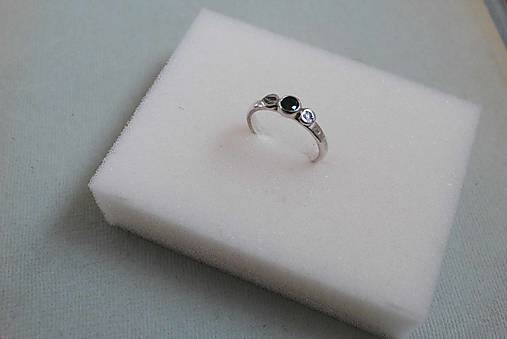 Strieborný prsteň so smaragdom