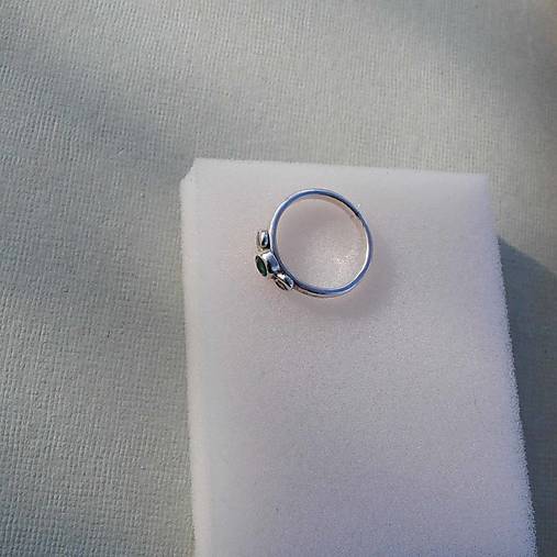 Strieborný prsteň so smaragdom