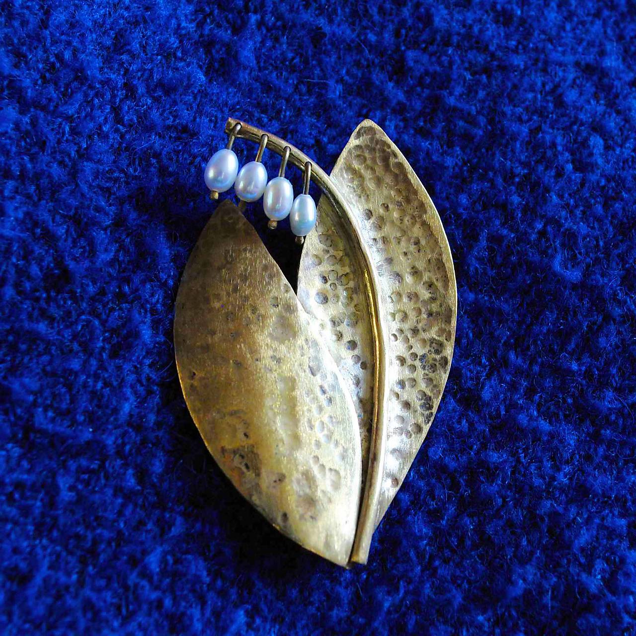 Mosadzná brošňa Konvalinka