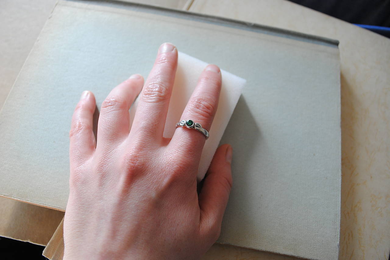 Strieborný prsteň so smaragdom