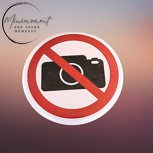 Iné doplnky - Zákaz fotenia 📷❌ | vtipný odznak, magnetka alebo prívesok - 18148336_