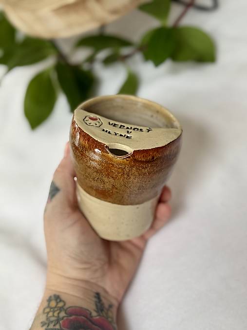 Vernosť v hline-pohár na cesty