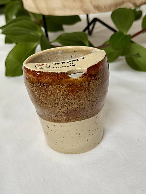 Vernosť v hline-pohár na cesty