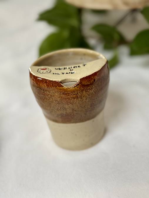 Vernosť v hline-pohár na cesty