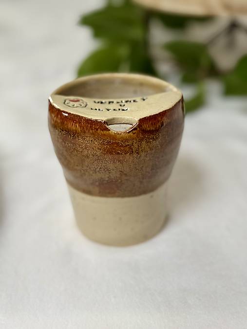 Vernosť v hline-pohár na cesty