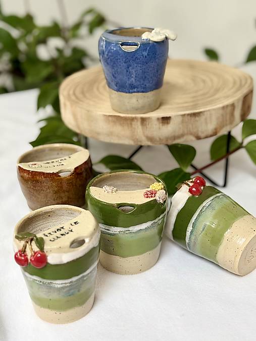 Vernosť v hline-pohár na cesty