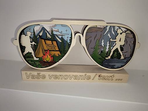 Dekorácie - Drevená 3D dekorácia – TURISTICKÉ OKULIARE (s venovaním) - 18150190_