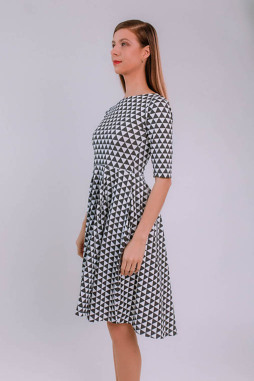 Šaty - MIESTNE DÁMSKE ŠATY KLASIK (ČIERNO-BIELE) - 18151467_