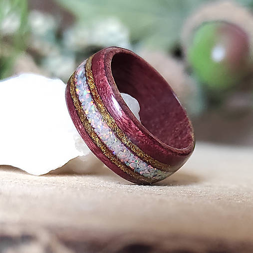 Prstene - Prsteň z amaranthu, zlata a bieleho opálu - 18152859_