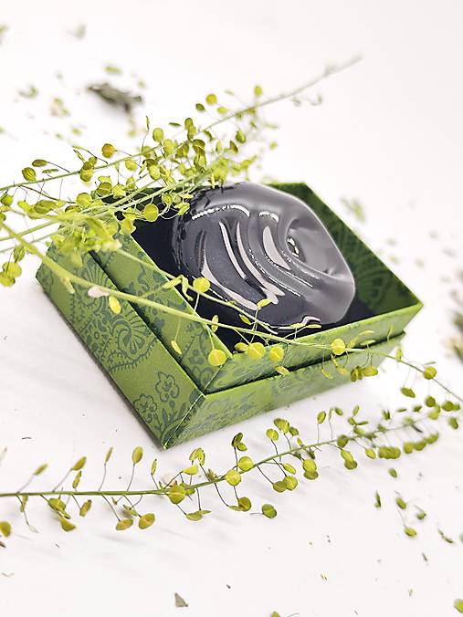 Jedinečná sklenená brošňa " CECIL" z recyklovanej vínovej fľaše