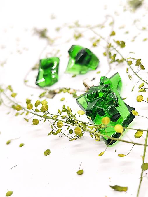 Zelený Zázrak "LUJZA" – Šperk z Recyklovaného Vínofľaše