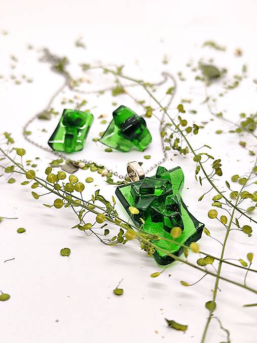 Zelený Zázrak "LUJZA" – Šperk z Recyklovaného Vínofľaše