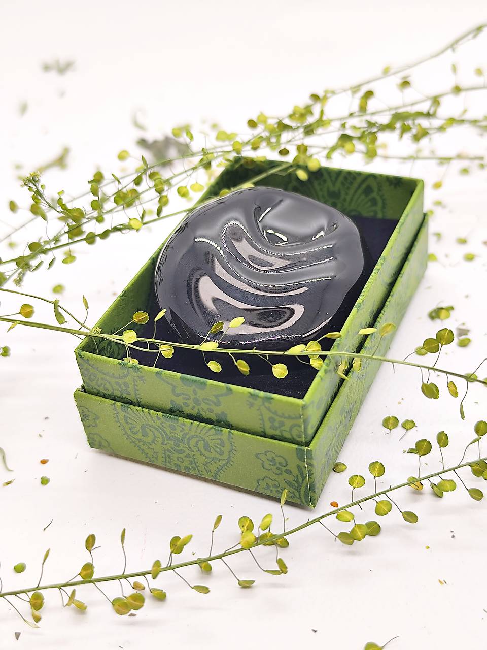 Jedinečná sklenená brošňa " CECIL" z recyklovanej vínovej fľaše