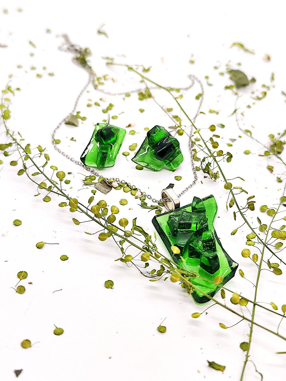 Zelený Zázrak "LUJZA" – Šperk z Recyklovaného Vínofľaše