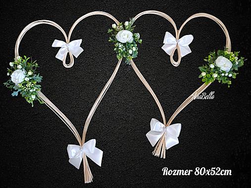 Dekorácie - Biela výzdoba na svadobné auto (Srdiečka s bielymi kvetmi a zeleňou) - 18153421_