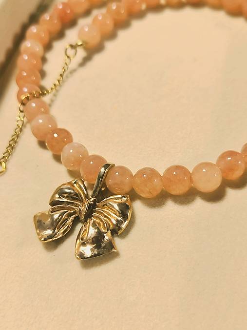 Slnečný choker s bronzovou mašľou