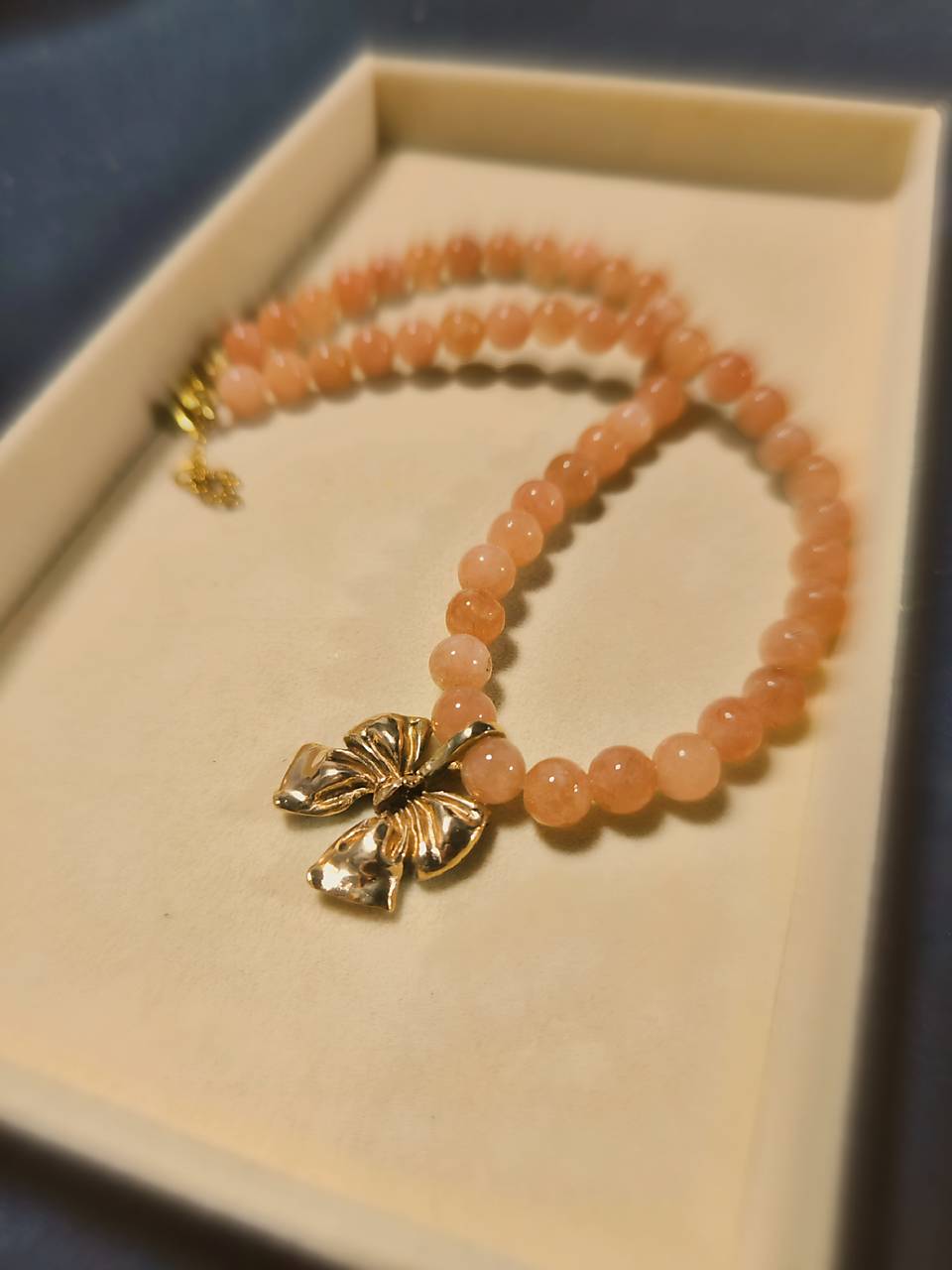 Slnečný choker s bronzovou mašľou