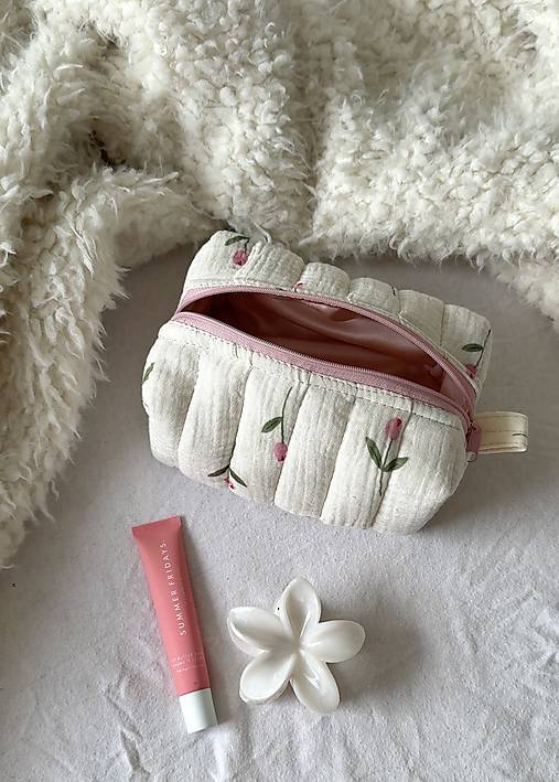 Taštičky - Prešívaná kozmetická taštička – kvetinový vzor - 18151106_