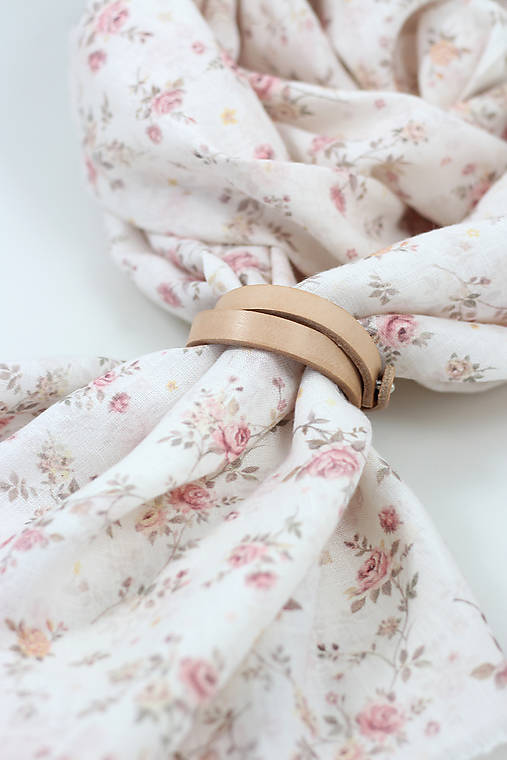 Jemná ľanová šatka s autorským vintage motívom ruží