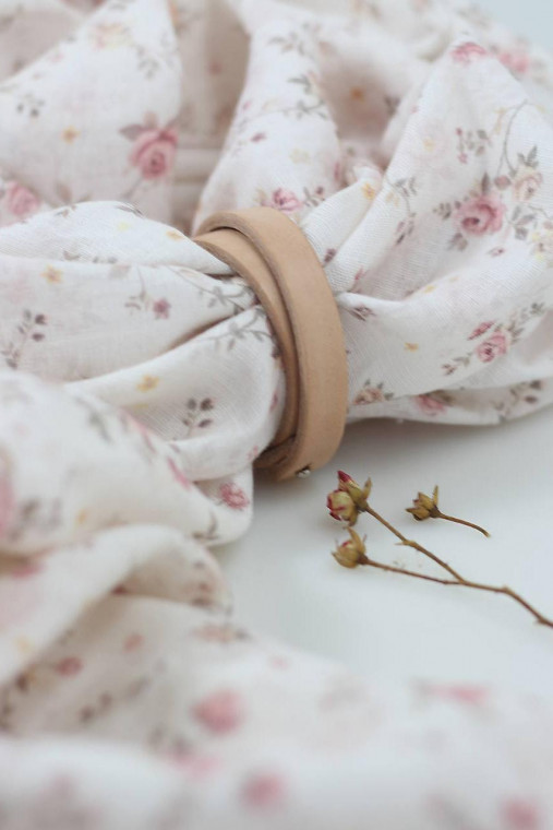 Jemná ľanová šatka s autorským vintage motívom ruží