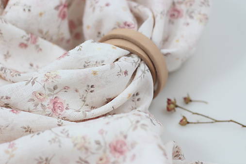 Jemná ľanová šatka s autorským vintage motívom ruží