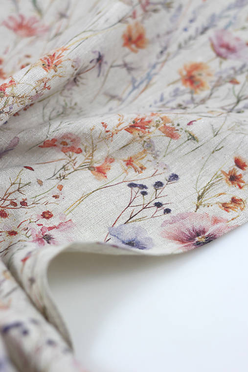 Jemná ľanová šatka s akvarelovým motívom lúčnych kvetov