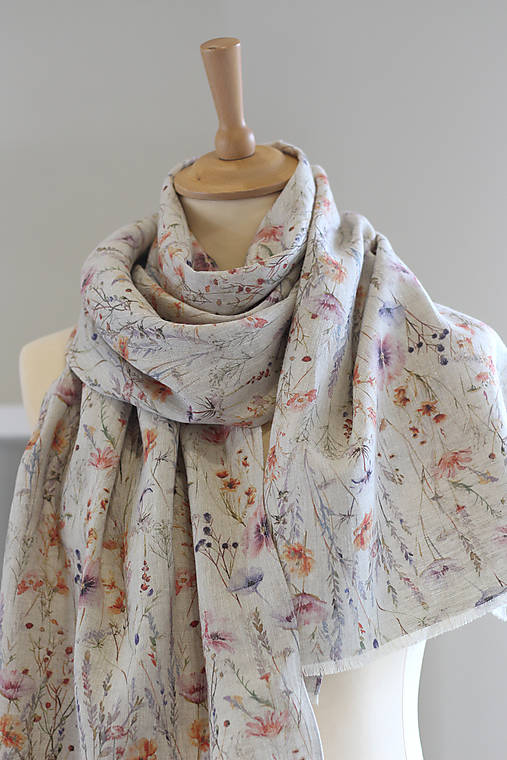 Jemná ľanová šatka s akvarelovým motívom lúčnych kvetov