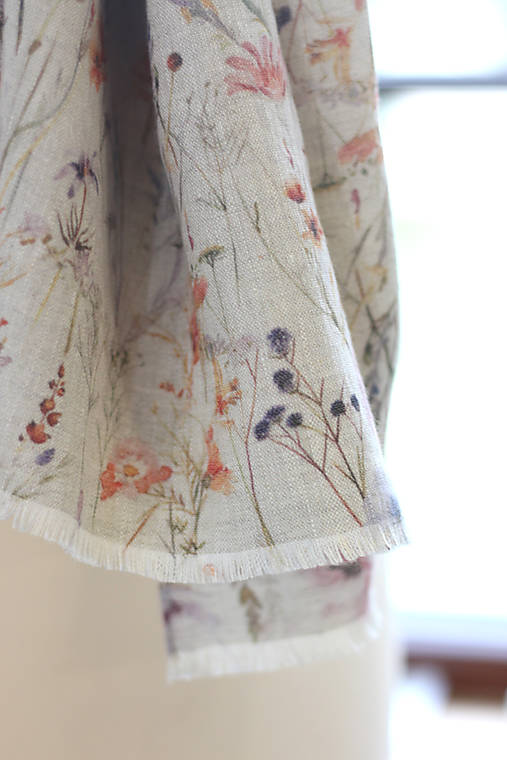 Jemná ľanová šatka s akvarelovým motívom lúčnych kvetov