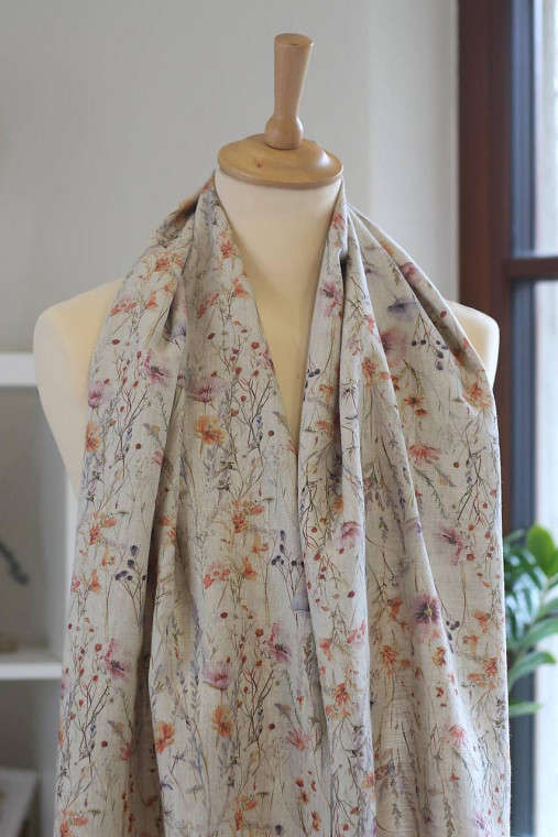 Jemná ľanová šatka s akvarelovým motívom lúčnych kvetov