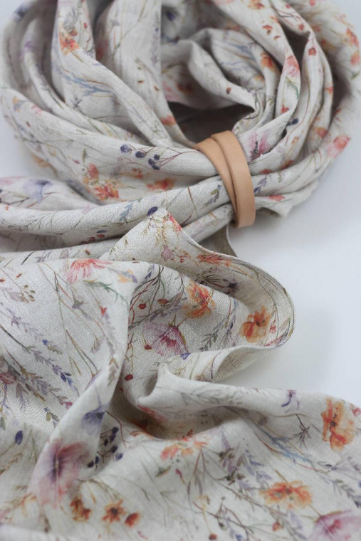 Jemná ľanová šatka s akvarelovým motívom lúčnych kvetov