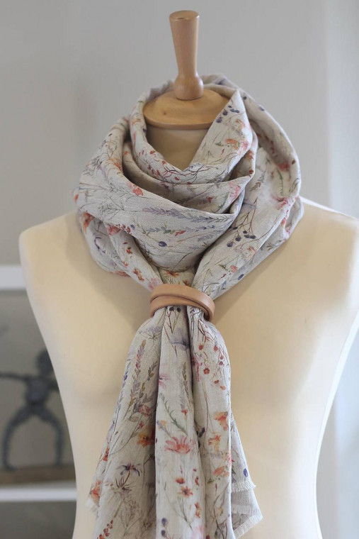 Jemná ľanová šatka s akvarelovým motívom lúčnych kvetov