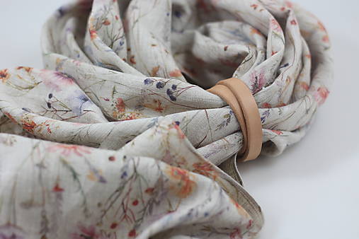 Jemná ľanová šatka s akvarelovým motívom lúčnych kvetov