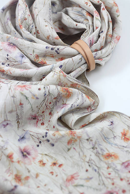 Jemná ľanová šatka s akvarelovým motívom lúčnych kvetov