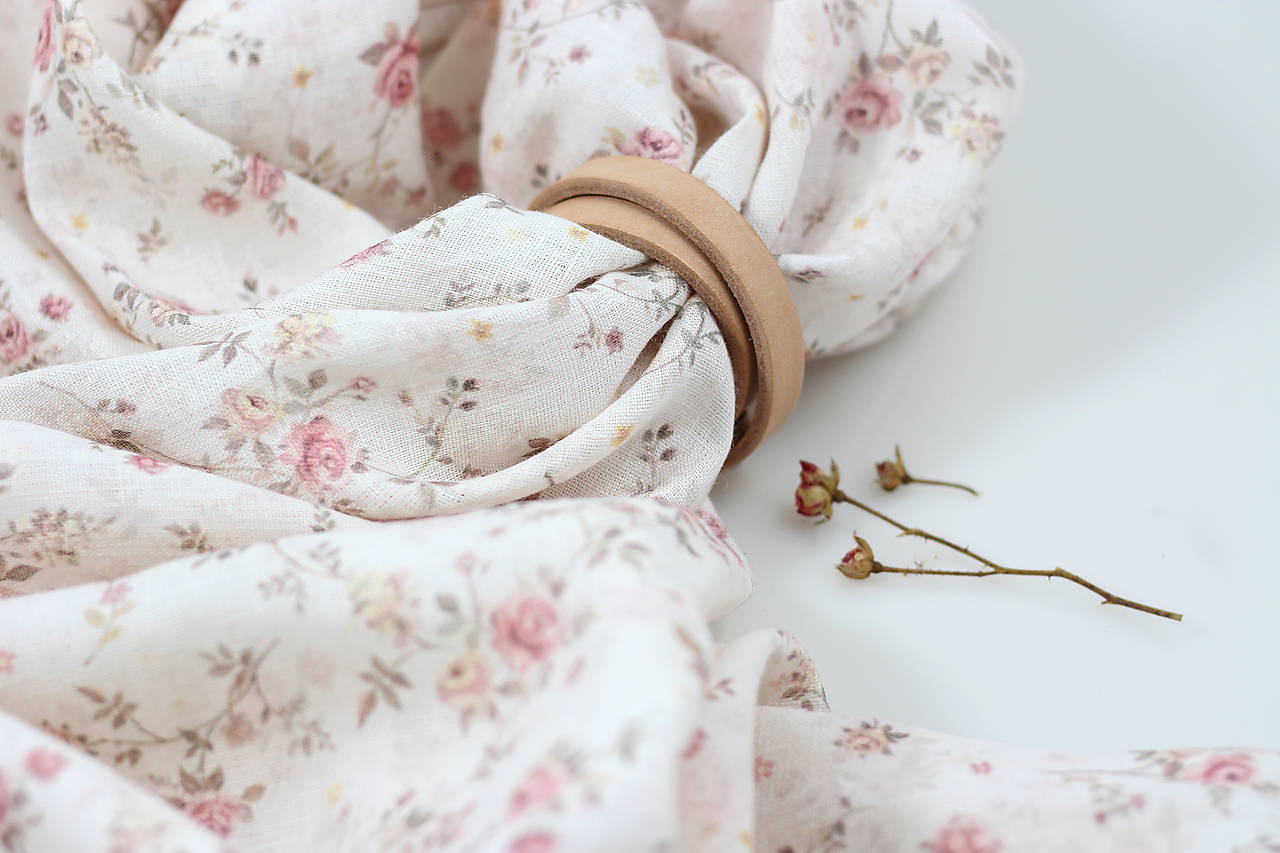 Jemná ľanová šatka s autorským vintage motívom ruží