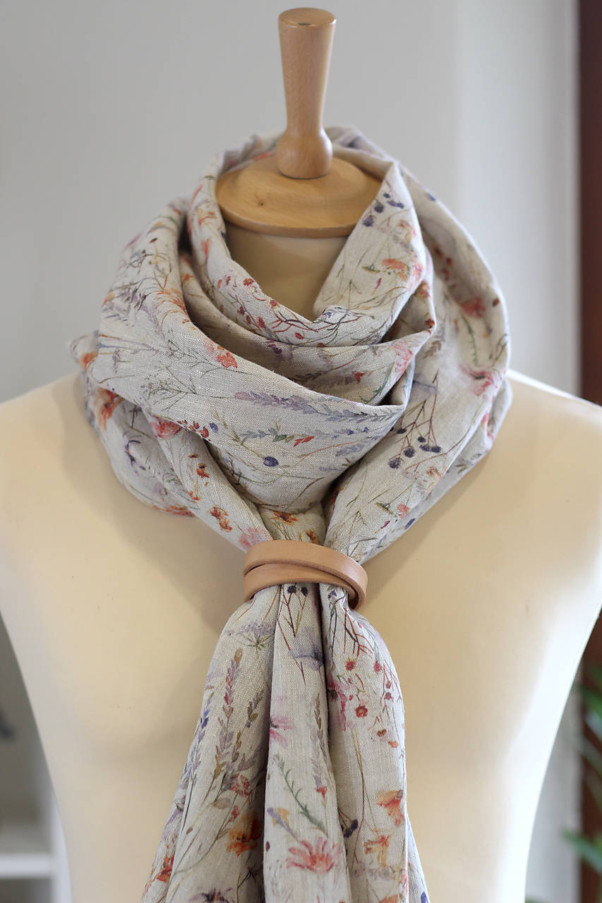 Jemná ľanová šatka s akvarelovým motívom lúčnych kvetov