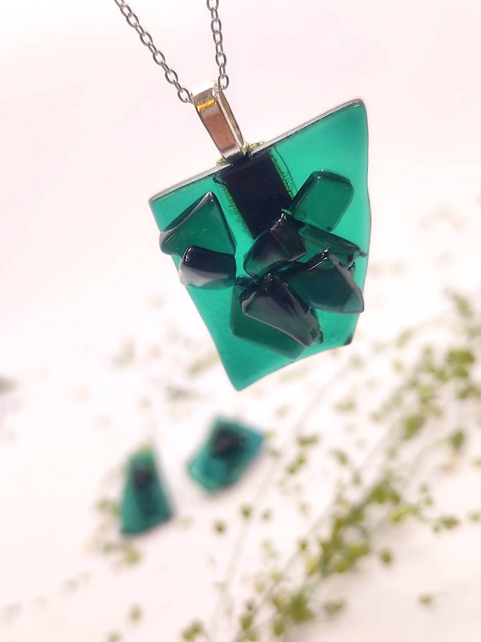 Tyrkysový Zázrak "HELGA" – Šperk z Recyklovaného Vínofľaše